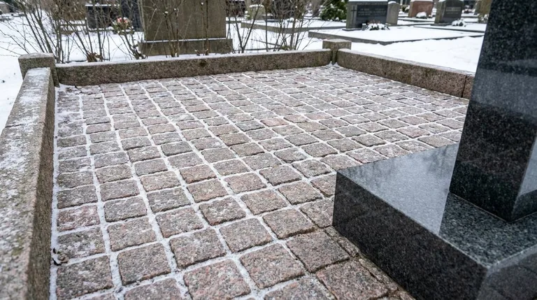 Мощение участка серой гранитной плиткой с цоколем, образец ПМ004 в Сочи
