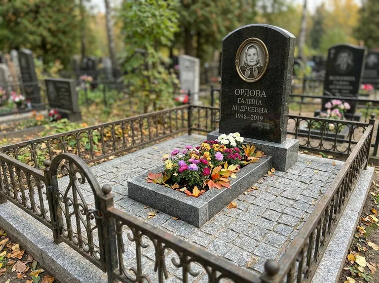 Благоустроенное захоронение с гранитной плиткой, оградой и цветником в Сочи