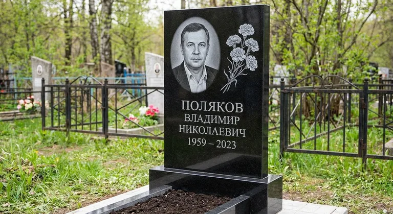 Памятник с гравировкой гвоздик — выполненная работа «Поляков» в Сочи
