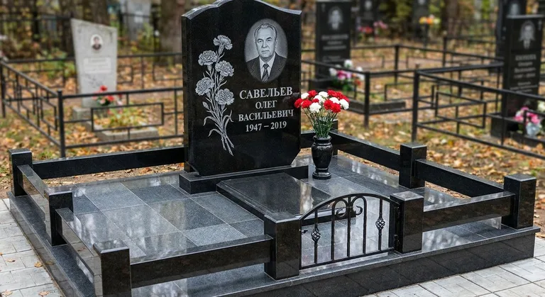Памятник с гравировкой гвоздик — выполненная работа «Савельев» в Сочи