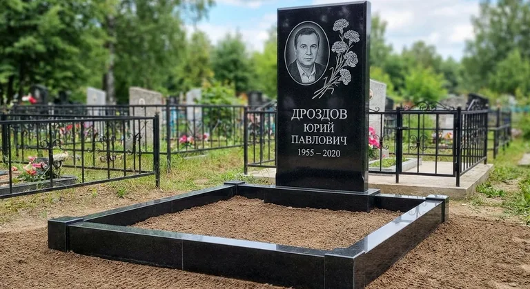 Памятник с гравировкой гвоздик — выполненная работа «Дроздов» в Сочи
