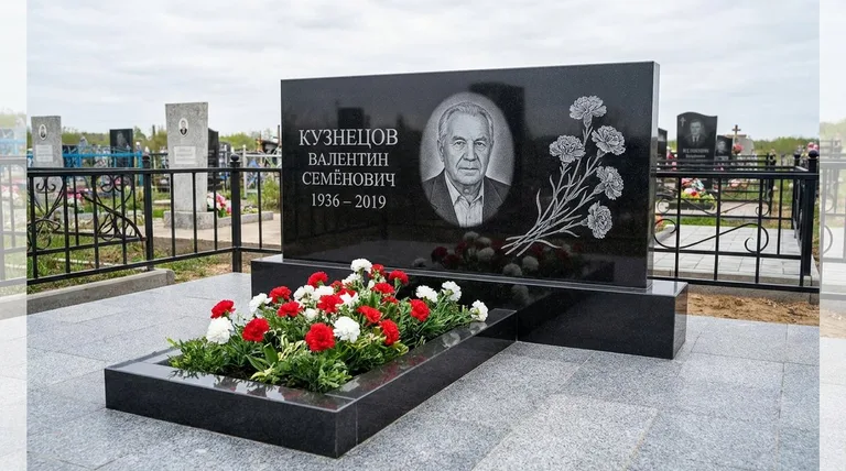 Памятник с гравировкой гвоздик — выполненная работа «Кузнецов» в Сочи