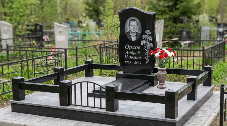 Памятник с гравировкой гвоздик — выполненная работа «Орлов» в Сочи
