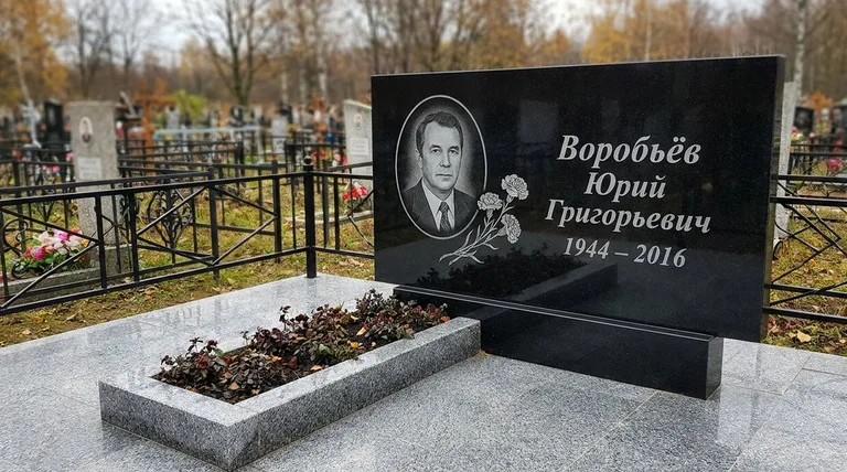 Памятник с гравировкой гвоздик — выполненная работа «Воробьёв» в Сочи