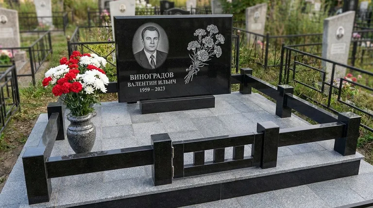 Памятник с гравировкой гвоздик — выполненная работа «Виноградов» в Сочи