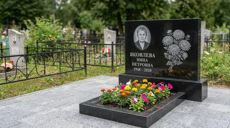Памятник с гравировкой хризантем — выполненная работа «Соколов» в Сочи