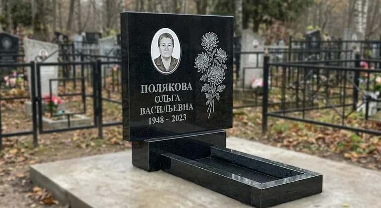 Памятник с гравировкой хризантем — выполненная работа «Полякова» в Сочи