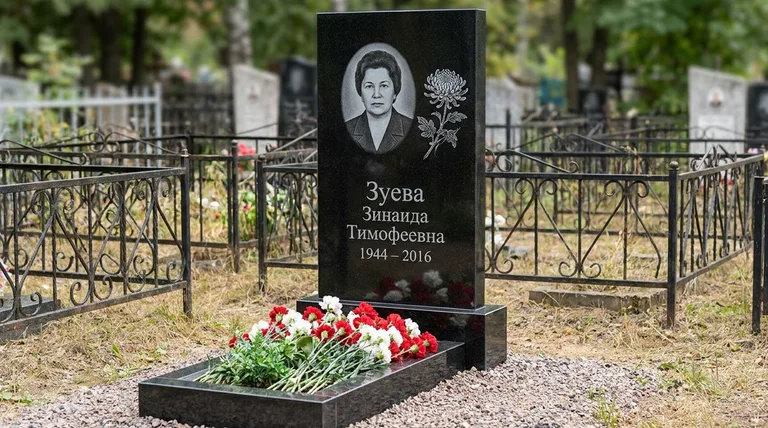 Памятник с гравировкой хризантем — выполненная работа «Зуева» в Сочи