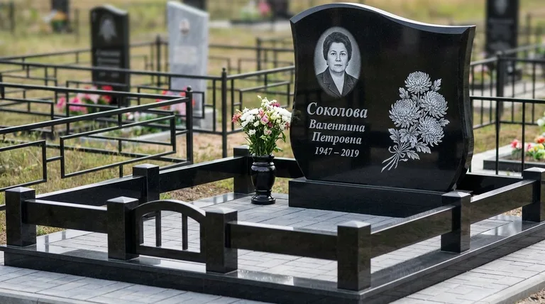 Памятник с гравировкой хризантем — выполненная работа «Соколова» в Сочи