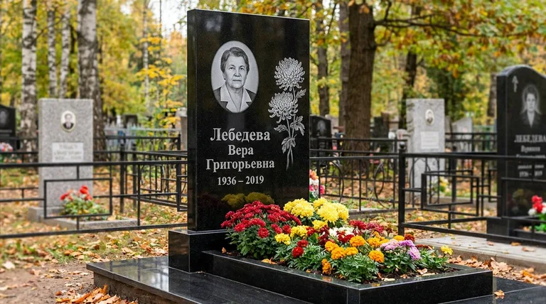 Памятник с гравировкой хризантем — выполненная работа «Лебедева» в Сочи