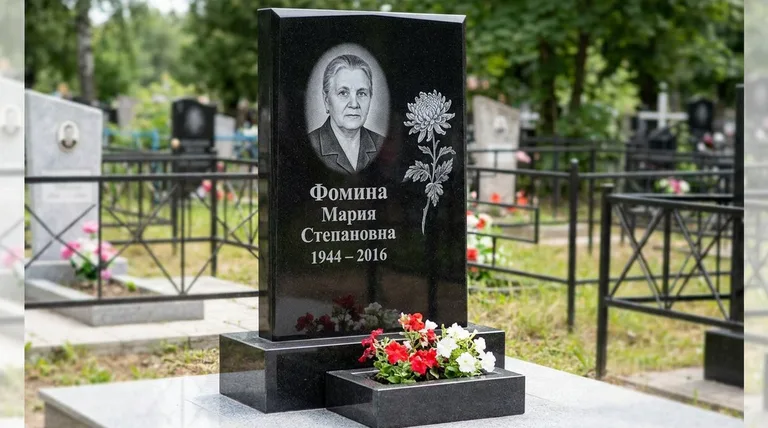Памятник с гравировкой хризантем — выполненная работа «Фомина» в Сочи