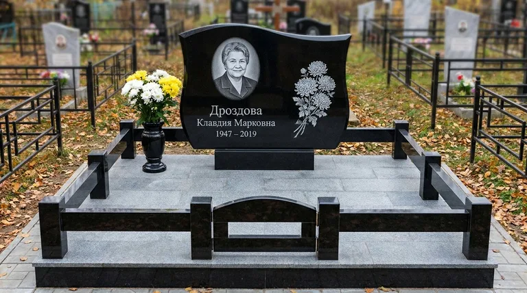 Памятник с гравировкой хризантем — выполненная работа «Дроздова» в Сочи