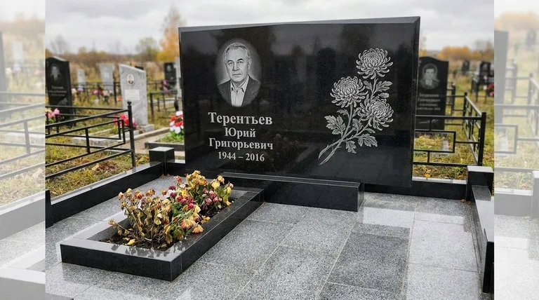 Памятник с гравировкой хризантем — выполненная работа «Терентьев» в Сочи