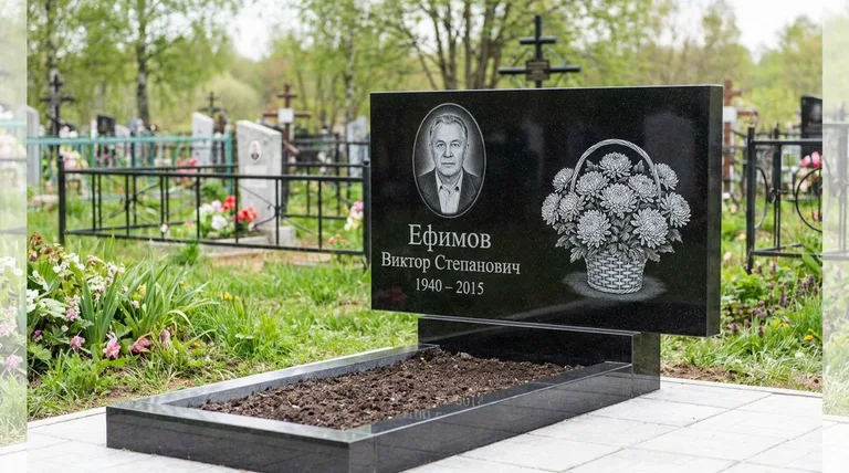 Памятник с гравировкой хризантем — выполненная работа «Ефимов» в Сочи