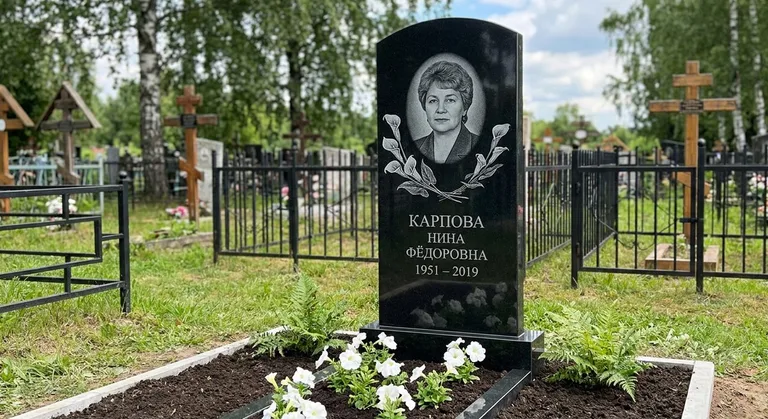 Памятник с гравировкой калл — выполненная работа «Карпова» в Сочи