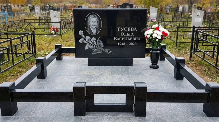 Памятник с гравировкой калл — выполненная работа «Гусева» в Сочи