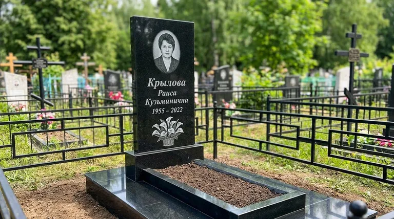 Памятник с гравировкой калл — выполненная работа «Крылова» в Сочи