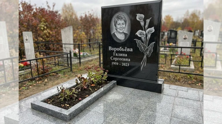 Памятник с гравировкой калл — выполненная работа «Воробьёва» в Сочи