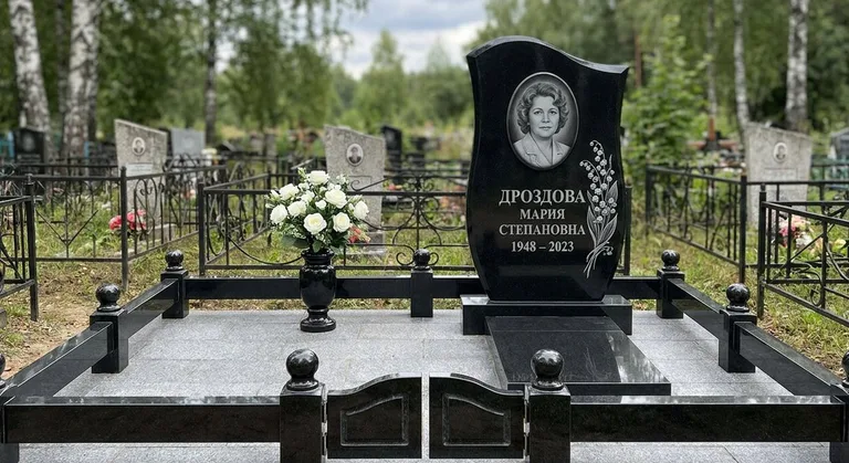 Памятник с гравировкой ландышей — выполненная работа «Дроздова» в Сочи