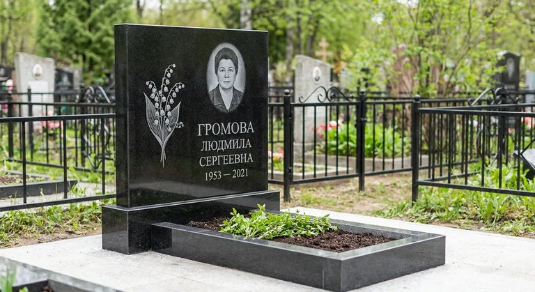 Памятник с гравировкой ландышей — выполненная работа «Громова» в Сочи