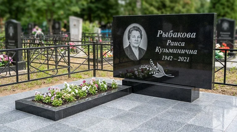Памятник с гравировкой ландышей — выполненная работа «Рыбакова» в Сочи
