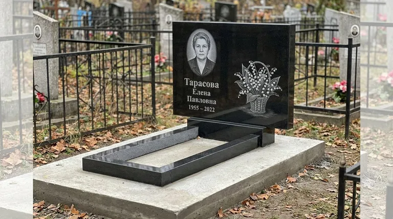 Памятник с гравировкой ландышей — выполненная работа «Тарасова» в Сочи