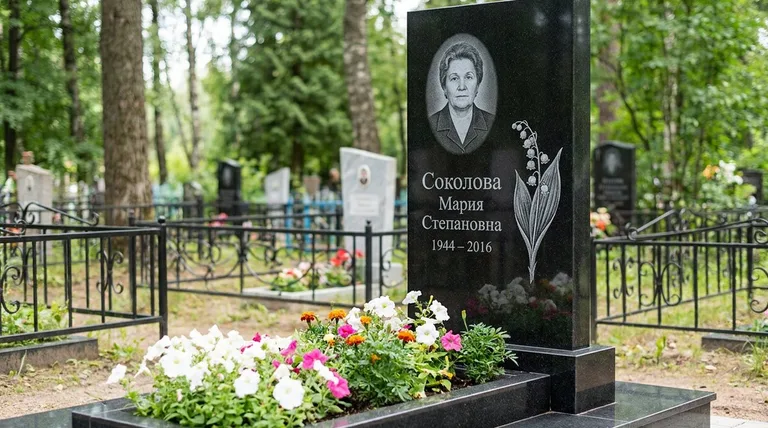 Памятник с гравировкой ландышей — выполненная работа «Соколова» в Сочи