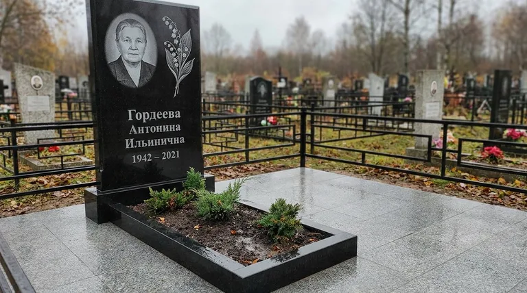 Памятник с гравировкой ландышей — выполненная работа «Гордеева» в Сочи