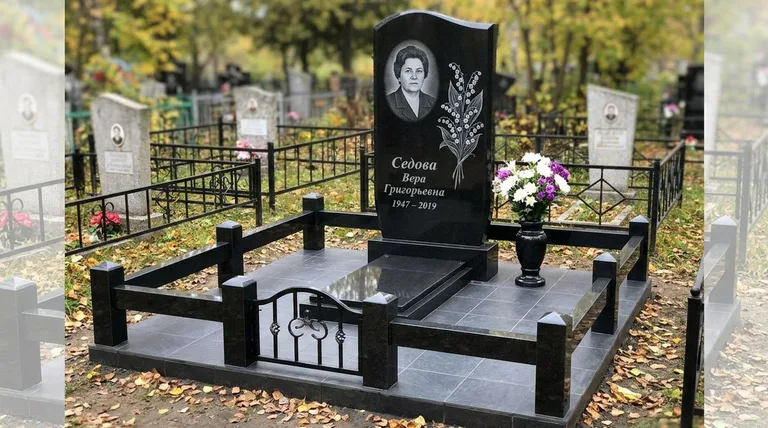 Памятник с гравировкой ландышей — выполненная работа «Седова» в Сочи
