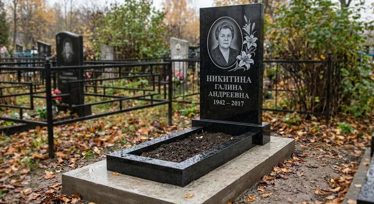 Памятник с гравировкой лилий — выполненная работа «Никитина» в Сочи