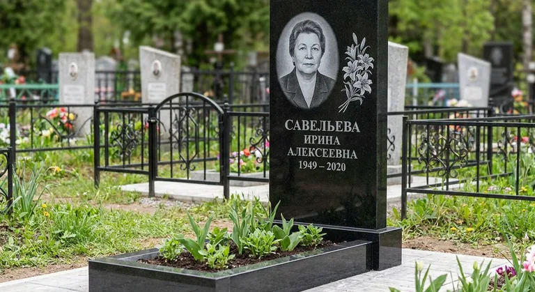 Памятник с гравировкой лилий — выполненная работа «Савельева» в Сочи