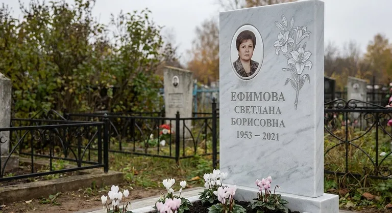 Памятник с гравировкой лилий — выполненная работа «Ефимова» в Сочи