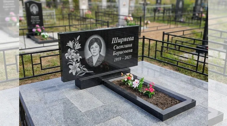 Памятник с гравировкой лилий — выполненная работа «Ширяева» в Сочи