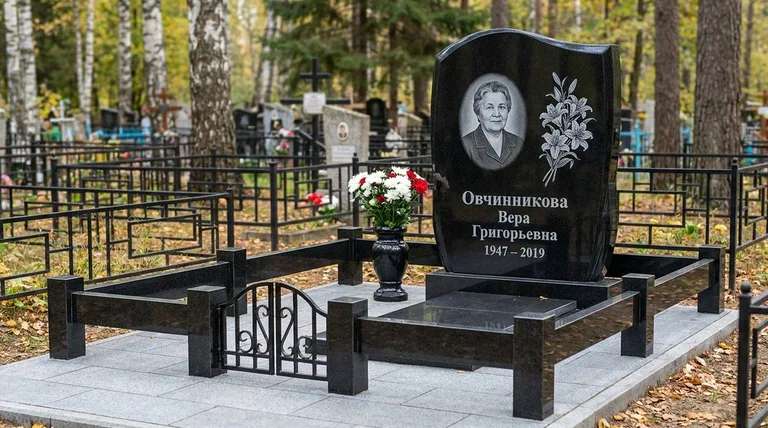 Памятник с гравировкой лилий — выполненная работа «Овчинникова» в Сочи