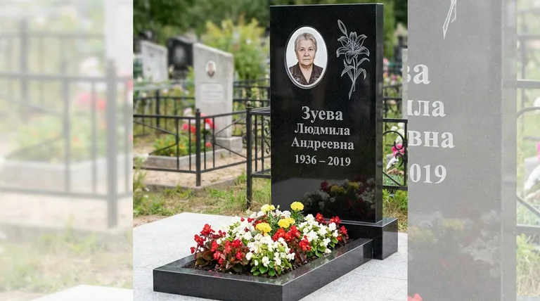 Памятник с гравировкой лилий — выполненная работа «Зуева» в Сочи