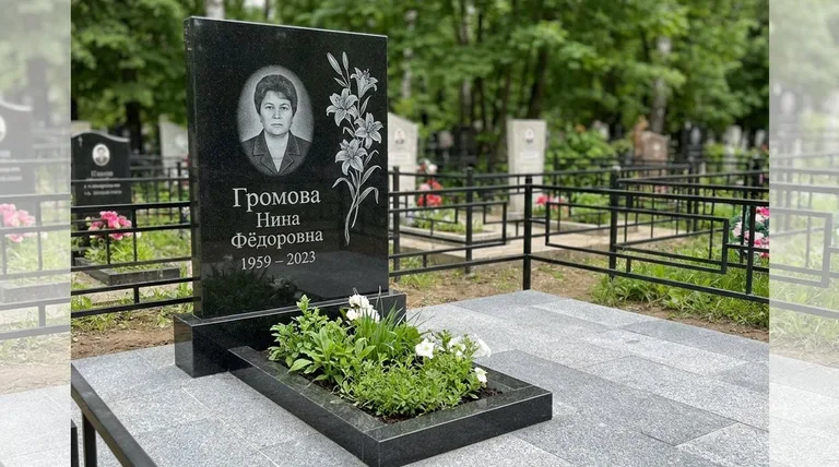 Памятник с гравировкой лилий — выполненная работа «Громова» в Сочи