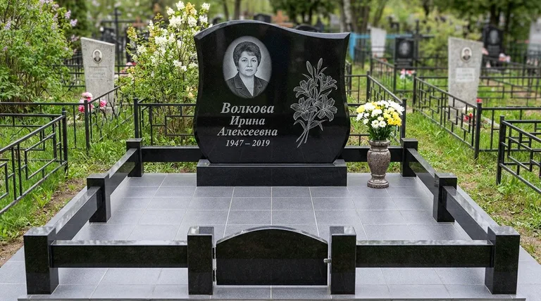 Памятник с гравировкой лилий — выполненная работа «Волкова» в Сочи