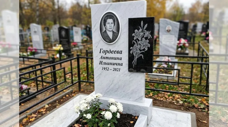 Памятник с гравировкой лилий — выполненная работа «Гордеева» в Сочи