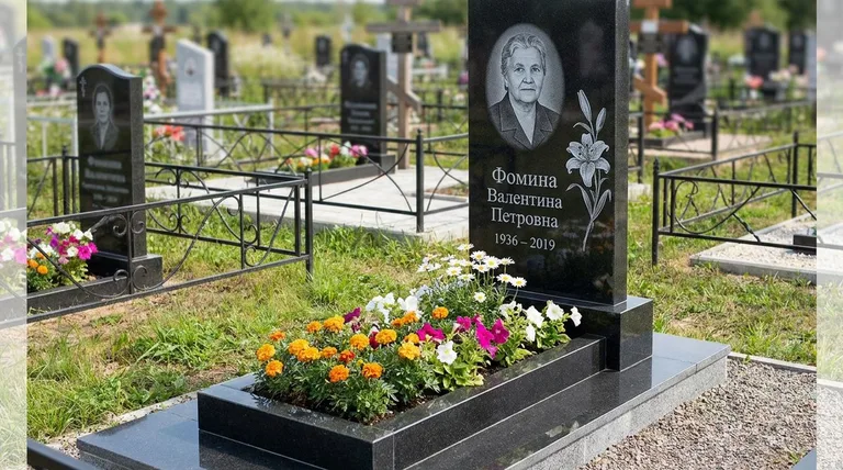 Памятник с гравировкой лилий — выполненная работа «Фомина» в Сочи