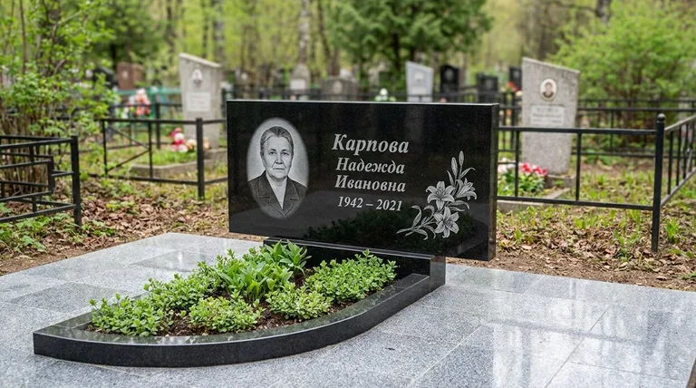 Памятник с гравировкой лилий — выполненная работа «Карпова» в Сочи
