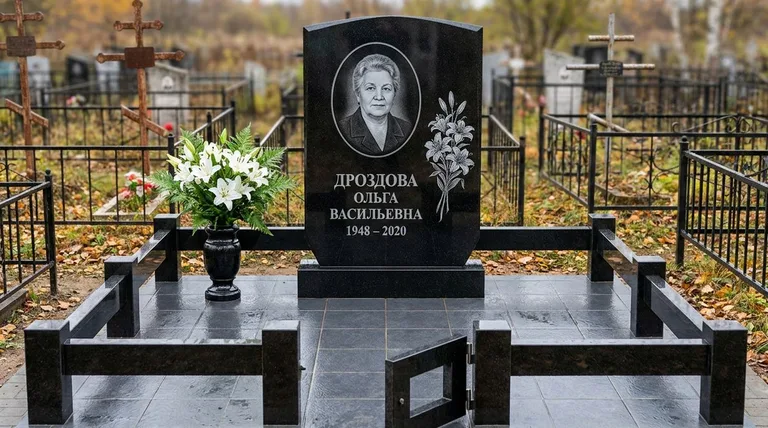 Памятник с гравировкой лилий — выполненная работа «Дроздова» в Сочи