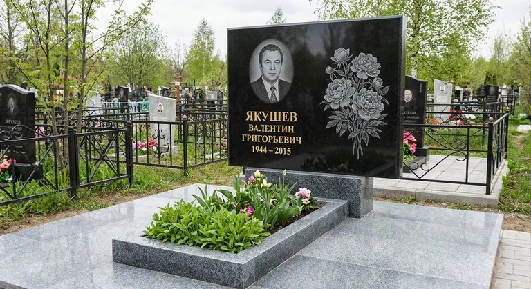 Памятник с гравировкой пионов — выполненная работа «Якушев» в Сочи