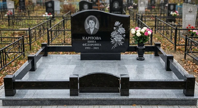 Памятник с гравировкой пионов — выполненная работа «Карпова» в Сочи