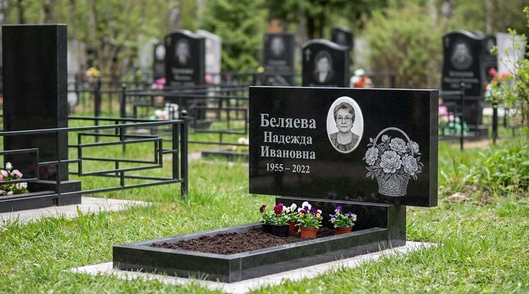 Памятник с гравировкой пионов — выполненная работа «Беляева» в Сочи