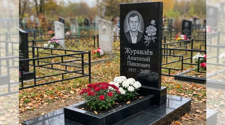 Памятник с гравировкой пионов — выполненная работа «Журавлёв» в Сочи
