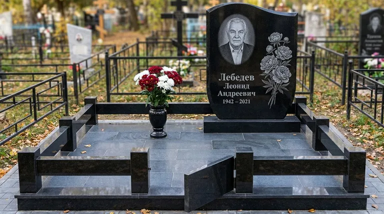 Памятник с гравировкой пионов — выполненная работа «Лебедев» в Сочи