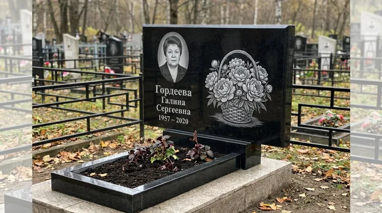 Памятник с гравировкой пионов — выполненная работа «Гордеева» в Сочи