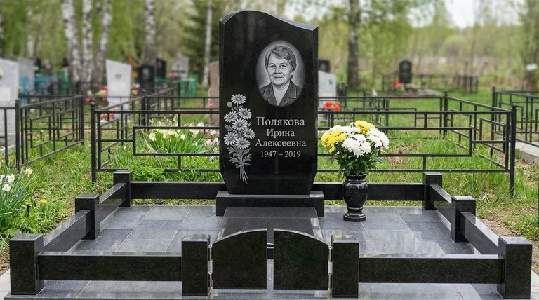 Памятник с гравировкой ромашек — выполненная работа «Полякова» в Сочи
