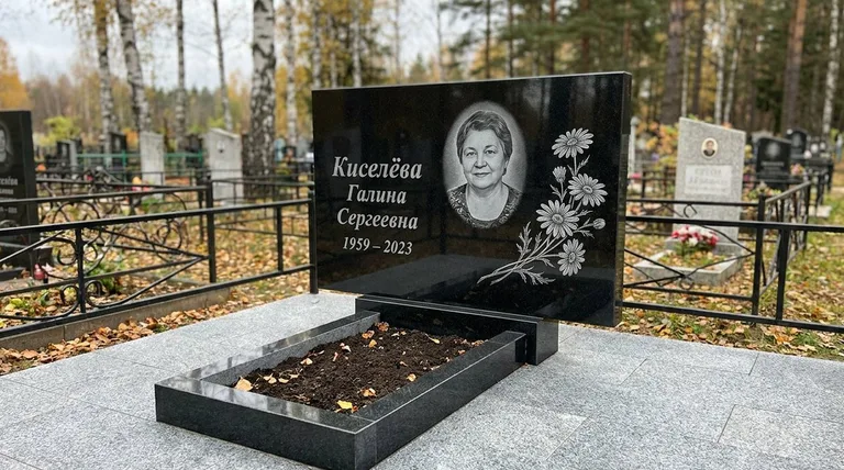 Памятник с гравировкой ромашек — выполненная работа «Киселёва» в Сочи
