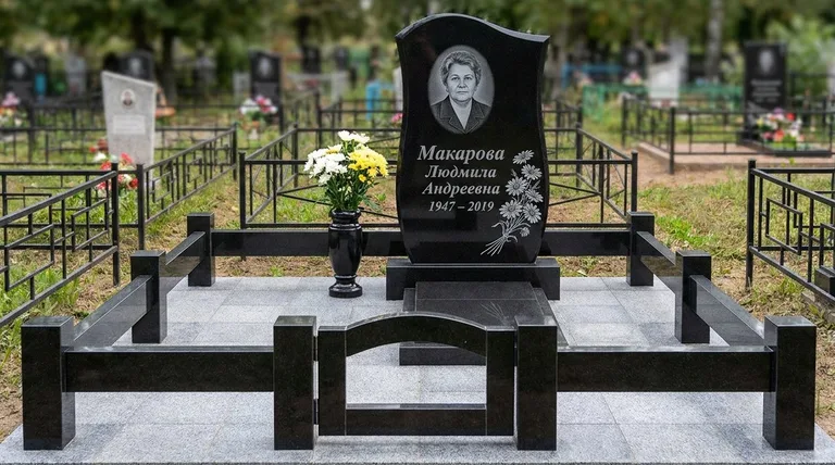 Памятник с гравировкой ромашек — выполненная работа «Макарова» в Сочи